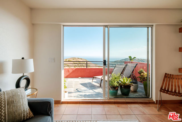 3029 Sequit Drive, Malibu CA: https://media.crmls.org/mediaz/0848b8cb-bbd3-4932-9510-78196e096225.jpg