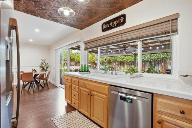 4490 Buckthorn Ct, Concord CA: https://media.crmls.org/mediaz/0848f5d1-98bd-44b6-a305-38a56e79320d.jpg