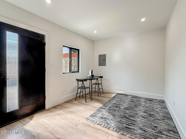 7530 Gaviota Avenue, Lake Balboa CA: https://media.crmls.org/mediaz/08495e22-d595-4c72-a31f-c9022a779e6f.jpg