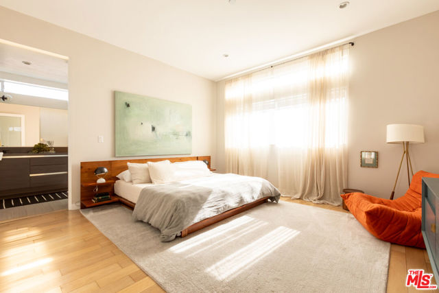 1201 N Las Palmas Avenue, Los Angeles CA: https://media.crmls.org/mediaz/084a5c71-5b8a-4558-b2eb-60530883ac35.jpg