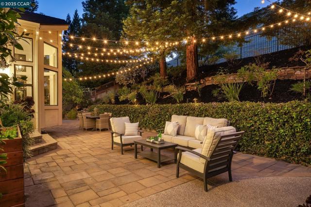 3363 Deer Hollow Dr, Danville CA: https://media.crmls.org/mediaz/084ba14e-052c-49c7-8d96-9d13c10785c9.jpg