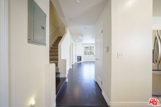 2716 Honolulu Avenue, Montrose CA: https://media.crmls.org/mediaz/084bbf5b-dfcd-47ed-a197-e47bc7c2e4ae.jpg