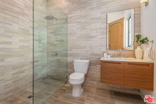 636 N Kilkea Drive, Los Angeles CA: https://media.crmls.org/mediaz/084c1942-1716-446a-b63b-e533abf4b799.jpg