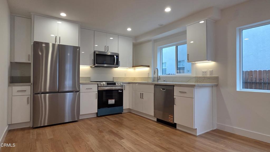 1/2 N Ridgewood Place