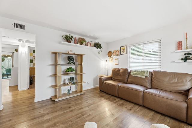 Detail Gallery Image 6 of 39 For 102 Magdalena Dr, Oceanside,  CA 92057 - 2 Beds | 1 Baths