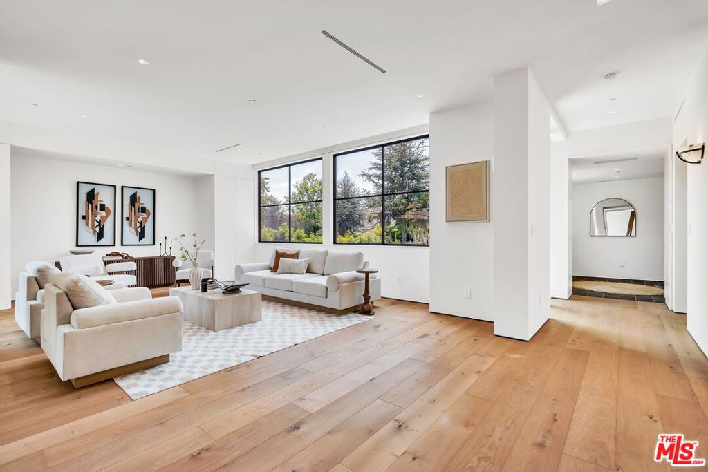 https://media.crmls.org/mediaz/084d16b0-28ba-419c-97fd-c162bc89686a.jpg?preset=X-Large