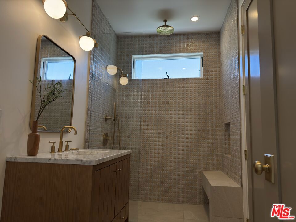 https://media.crmls.org/mediaz/0850a26c-4054-42a9-833a-524016019c5b.jpg?preset=X-Large