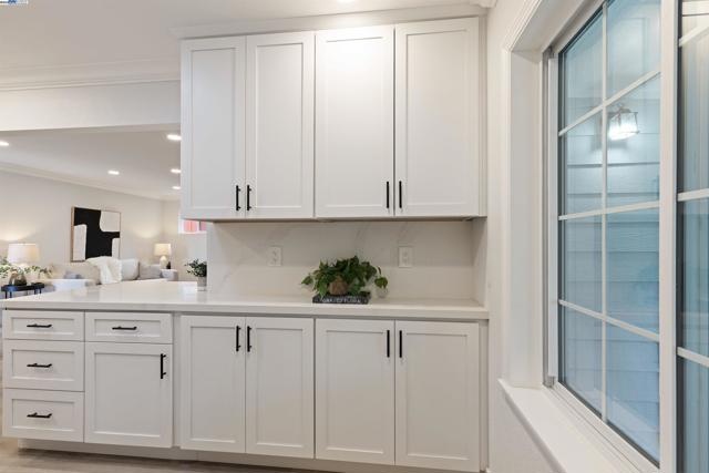 1692 Maryland St, Redwood City CA: https://media.crmls.org/mediaz/08527a28-74b2-45c0-b792-8b5e619b8751.jpg