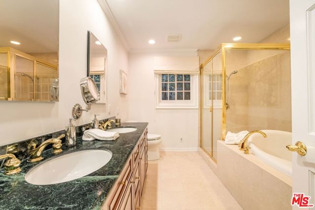 15550 Valley Vista Boulevard, Encino CA: https://media.crmls.org/mediaz/08529721-e0be-4a6a-89cb-671786a93294.jpg