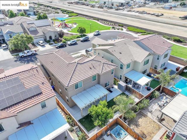 497 Tintori Ct, Brentwood CA: https://media.crmls.org/mediaz/08537e8c-ee09-41d9-be9d-f2c4652daaa4.jpg