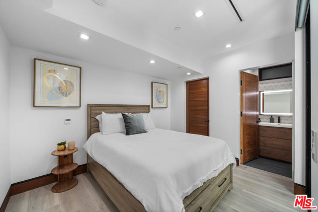 836 California Avenue, Venice CA: https://media.crmls.org/mediaz/085387a6-199d-41a0-96a9-ea5ab25d3838.jpg