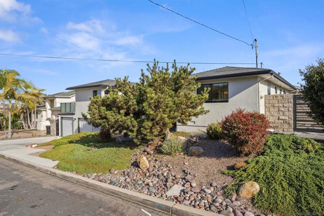 1307 Clove St, San Diego CA: https://media.crmls.org/mediaz/0853bbcd-6cb3-485e-9293-a75f674218e7.jpg