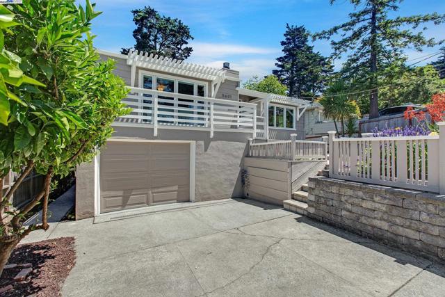5601 Castle Dr, Oakland CA: https://media.crmls.org/mediaz/08543601-1b3d-49cf-8f04-6d972e15c339.jpg