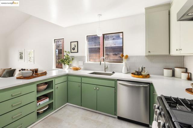 568 Vistamont Ave, Berkeley CA: https://media.crmls.org/mediaz/0854a95b-4fcd-4113-bfac-201df6710e26.jpg