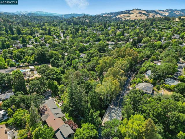 1491 Boulevard Way, Walnut Creek CA: https://media.crmls.org/mediaz/0855152a-c4b2-4b6b-ac35-9d4f9281d140.jpg