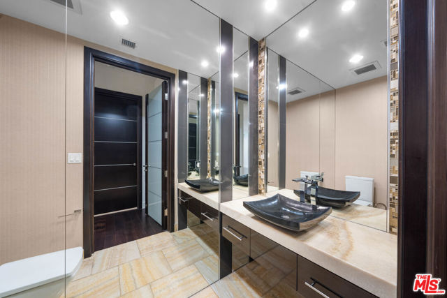 1318 Roxbury Drive, Los Angeles CA: https://media.crmls.org/mediaz/08556fc7-a55e-4a7d-96b5-21001482a14b.jpg