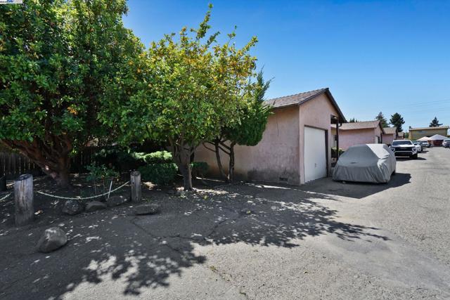 656 Berry Ave, Hayward CA: https://media.crmls.org/mediaz/0855b4d3-88f2-4c75-9c2c-010f76d2ac3a.jpg