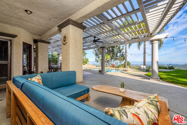 6024 Woodland View Drive, Woodland Hills CA: https://media.crmls.org/mediaz/08565719-f900-44b9-8892-6f5e44379137.jpg