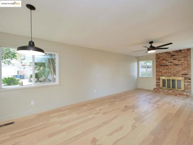 2112 Matthew CT, Pittsburg CA: https://media.crmls.org/mediaz/0856c389-c517-4307-a37e-c7a15a6004ee.jpg