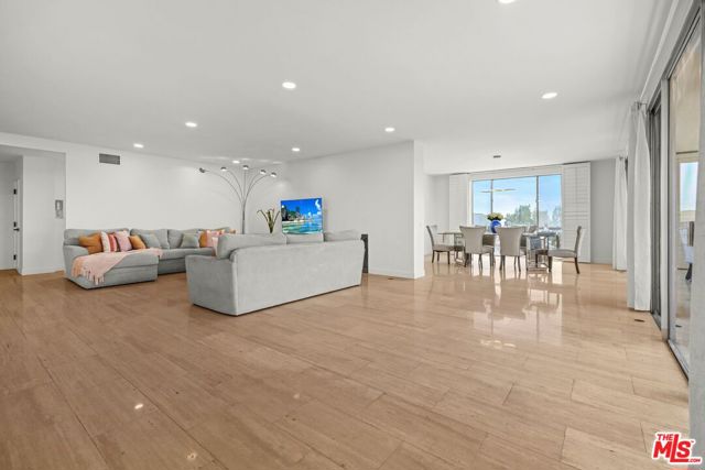 339 N Palm Drive, Beverly Hills CA: https://media.crmls.org/mediaz/08573edc-2dd3-4810-a872-ac9dcbb377fb.jpg