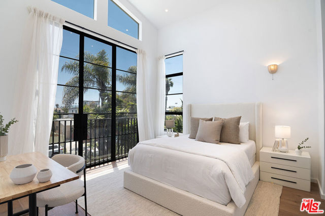 745 E Sunset Avenue, Venice CA: https://media.crmls.org/mediaz/0857c071-0c05-4618-94a1-86935e884215.jpg