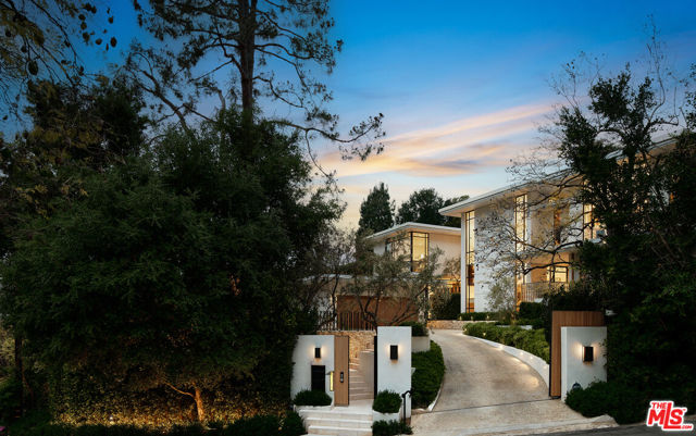 9509 Heather Road, Beverly Hills CA: https://media.crmls.org/mediaz/08581f64-2ede-4021-a658-6f48d4cc3378.jpg