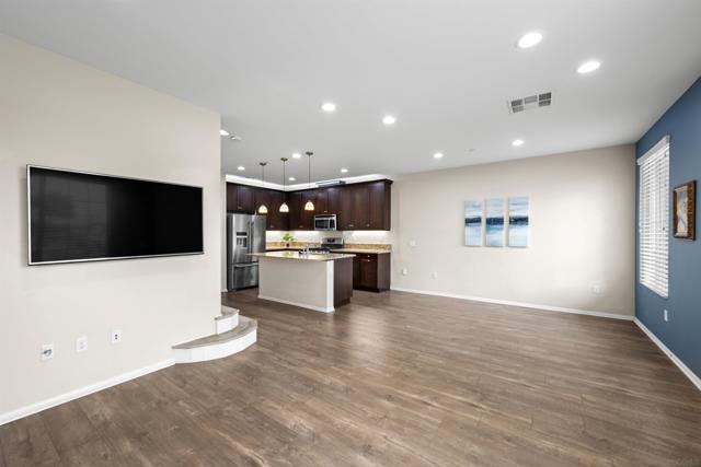 1800 Saltaire Place, San Diego CA: https://media.crmls.org/mediaz/08588d78-ae30-46c1-9029-29b41a0853f1.jpg