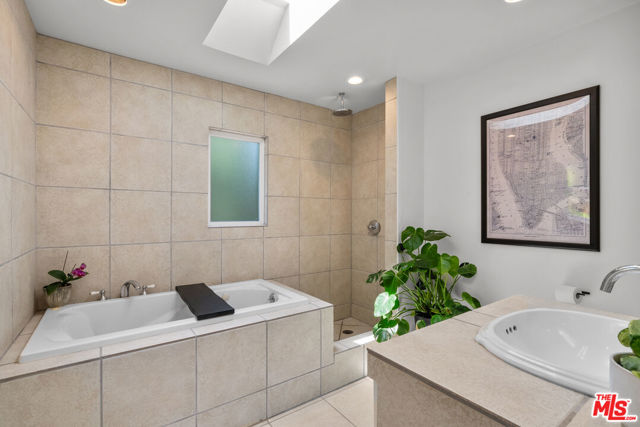 3775 Ashwood Avenue, Los Angeles CA: https://media.crmls.org/mediaz/0858b852-5729-4a9b-aa21-41ac12b534f1.jpg