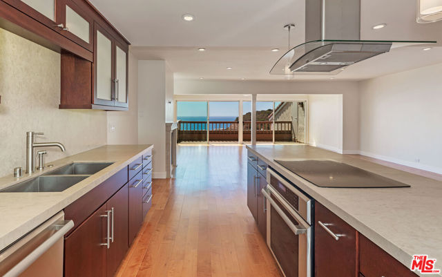 23914 De Ville Way, Malibu CA: https://media.crmls.org/mediaz/08592223-6069-4825-b481-ab3a07ef8757.jpg