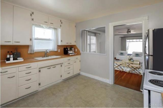 157 MAPLE AVE., Carlsbad CA: https://media.crmls.org/mediaz/08596e82-5f5a-45c2-a157-151ab787e71e.jpg