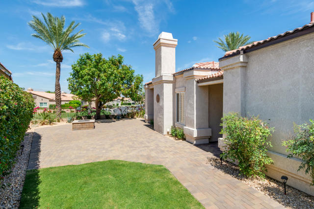 48245 Calle Floristas, La Quinta CA: https://media.crmls.org/mediaz/085970cc-b271-474d-a294-bac38e684243.jpg
