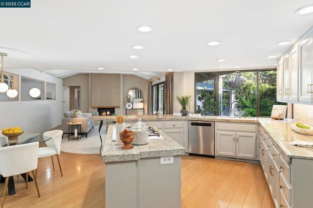 225 Vagabond Ct, Alamo CA: https://media.crmls.org/mediaz/085989a0-0d5c-419d-a456-6491425f6204.jpg