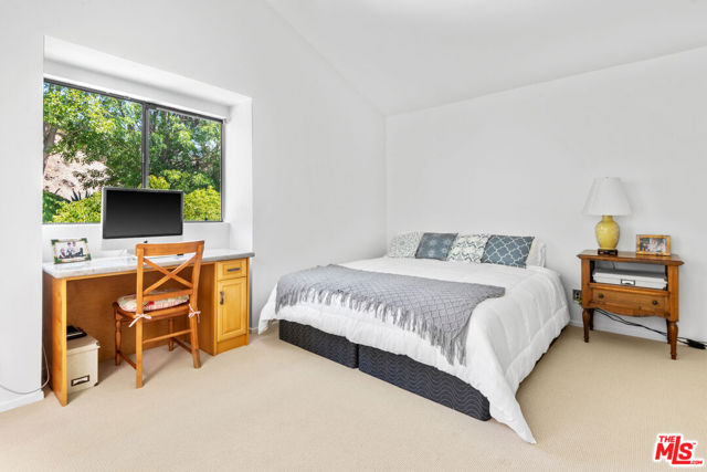 1671 Michael Lane, Pacific Palisades CA: https://media.crmls.org/mediaz/085a3913-c2d6-460f-8a1a-92526598f428.jpg