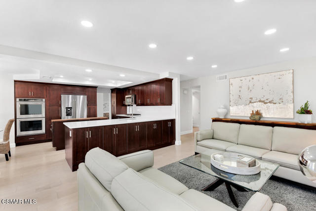 751 Lynnmere Drive, Thousand Oaks CA: https://media.crmls.org/mediaz/085a51a1-1bb3-4ca1-a768-55ecf5ee5e10.jpg