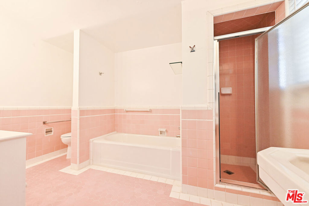 https://media.crmls.org/mediaz/085aab44-e193-4e27-b54b-6683264bb23d.jpg?preset=X-Large