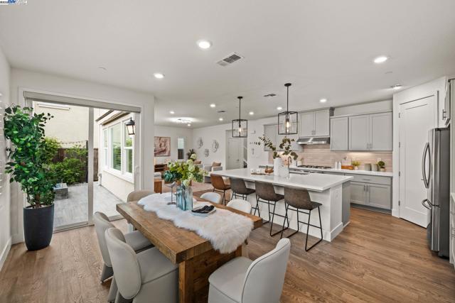 318 Paradiso Ct, San Ramon CA: https://media.crmls.org/mediaz/085adea5-c4db-4325-b2c9-1611b0a2671d.jpg