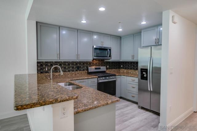 850 Beech St, San Diego CA: https://media.crmls.org/mediaz/085aee04-bc62-4ce3-a6bc-eb508a15cb5a.jpg