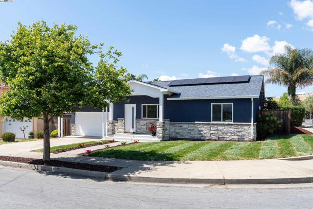 401 Emerson St, Fremont CA: https://media.crmls.org/mediaz/085b3c78-2467-47c5-8b9c-4046f4d2f5f7.jpg