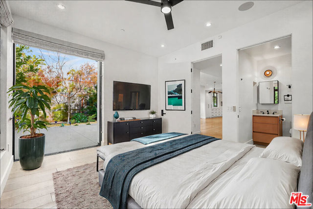 1037 21st Street, Santa Monica CA: https://media.crmls.org/mediaz/085bf5a2-390c-400e-8bb2-b3b2066f1197.jpg