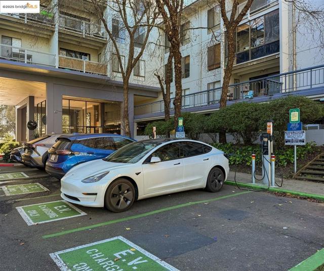 2 Commodore DR, Emeryville CA: https://media.crmls.org/mediaz/085c5936-8731-4c96-86e8-ff29f194e6e9.jpg