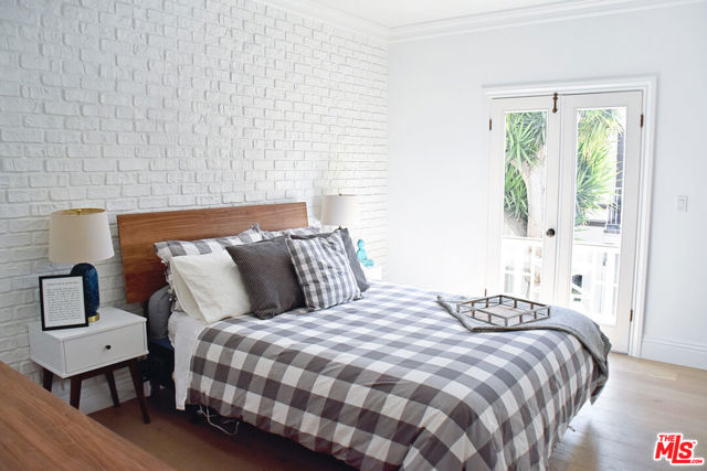 135 1/2 N Harper Avenue, Los Angeles CA: https://media.crmls.org/mediaz/085cb5f6-dab5-465c-8b45-c4bd7023a6a2.jpg