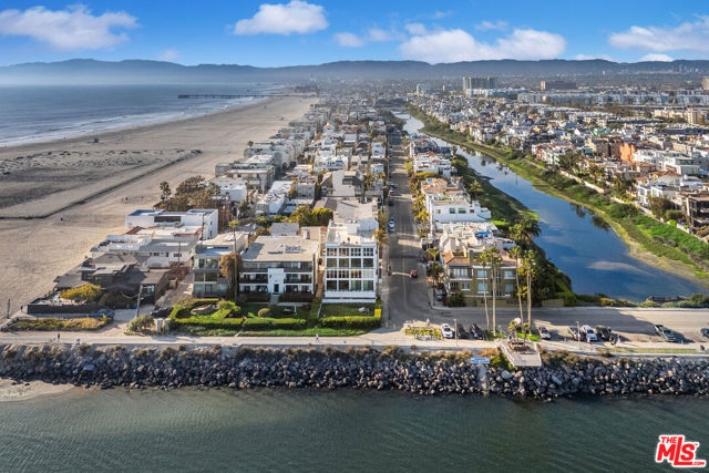 5515 Pacific Avenue, Marina del Rey CA: https://media.crmls.org/mediaz/085eb6c7-1c27-432b-9fa6-5c69adf86832.jpg