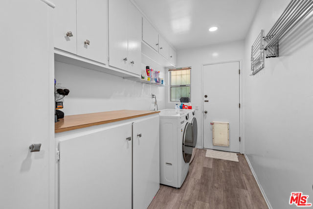 1109 Chantilly Road, Los Angeles CA: https://media.crmls.org/mediaz/085eeacb-ae44-428a-9ea3-1f5517701e21.jpg