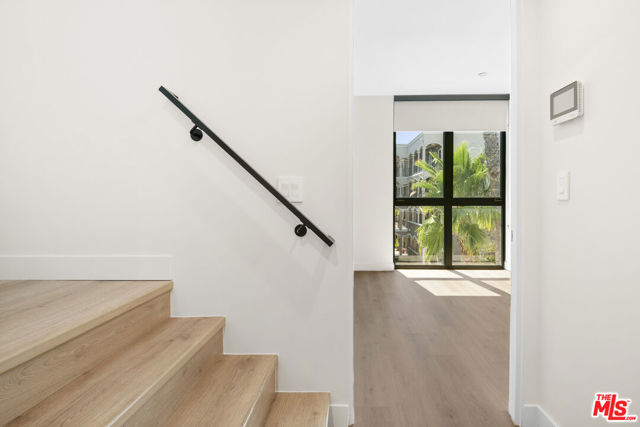 426 Arnaz Drive, Los Angeles CA: https://media.crmls.org/mediaz/085f34d9-75d3-45f0-81a4-aa198d46f848.jpg