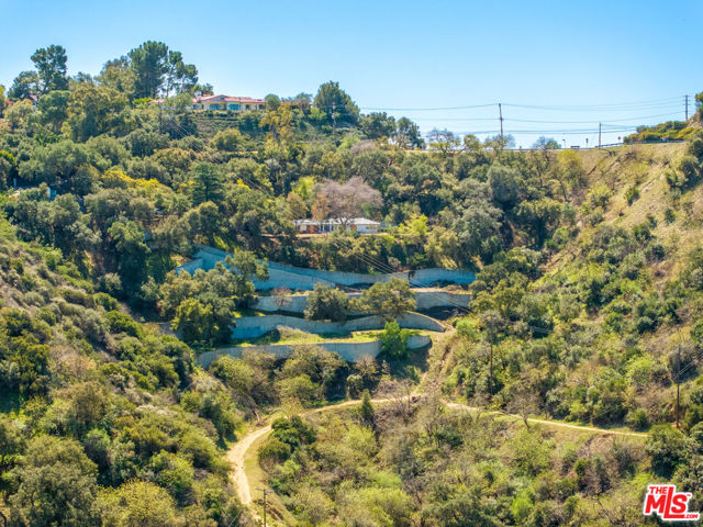 13511 Mulholland Drive,  CA: https://media.crmls.org/mediaz/086023fa-936d-4c7f-a39f-73c0c5bf17ff.jpg