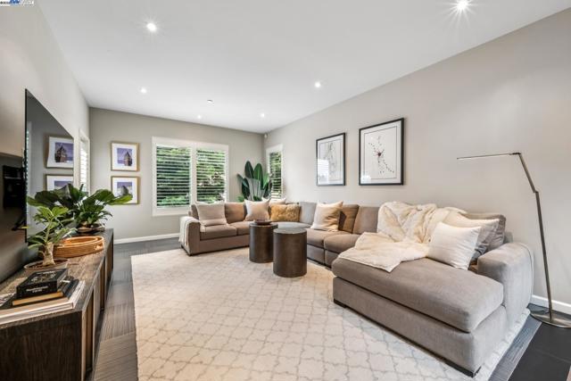 2005 TUNNEL RD, Oakland CA: https://media.crmls.org/mediaz/0860928f-d117-442a-b513-1e8584cd9a95.jpg