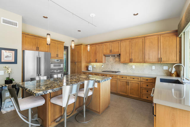 187 Kavenish Drive, Rancho Mirage CA: https://media.crmls.org/mediaz/0860c4cb-7582-4e33-86af-52b4e44e4fb4.jpg