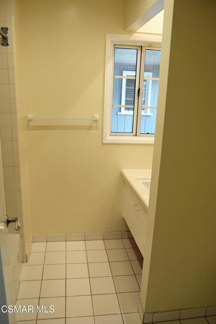 3315 S Bentley Avenue, Los Angeles CA: https://media.crmls.org/mediaz/0861c86b-53c9-4839-aae5-31daad2b7222.jpg