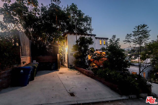 3131 & 3135 Oakcrest Drive, Los Angeles CA: https://media.crmls.org/mediaz/08630bfe-1678-4b26-8812-790332c9965d.jpg