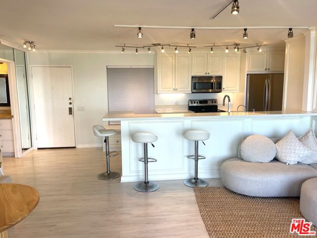 26668 Seagull Way, Malibu CA: https://media.crmls.org/mediaz/0864b9fa-7bb5-4562-af39-da68488d8c5e.jpg
